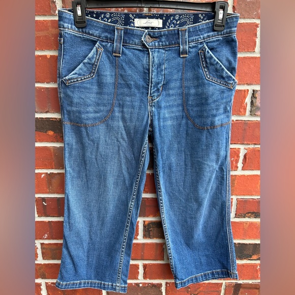 Levi’s Women’s Blue Denim Capri Jeans with Elastic in Waistband Size 10 - Picture 1 of 8